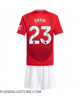 Günstige Manchester United Luke Shaw #23 Heimtrikotsatz Kinder 2024-25 Kurzarm (+ Kurze Hosen)